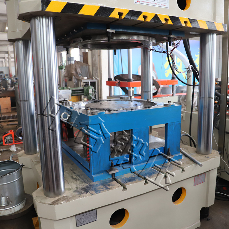 315噸玻璃鋼樹脂復合井蓋熱壓成型液壓機(圖6) 315噸玻璃鋼樹脂復合井蓋熱壓成型液壓機(圖6)