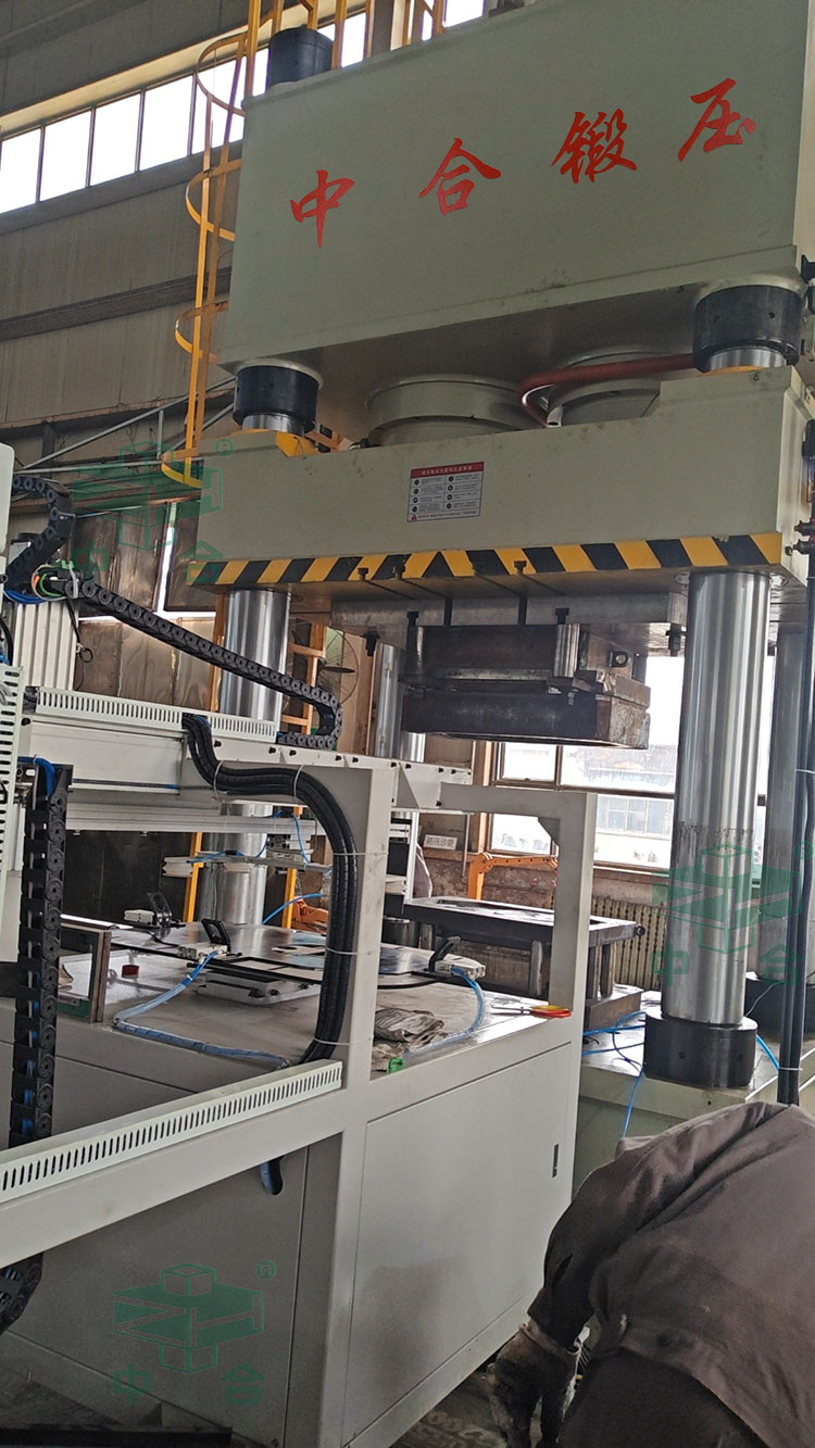 630噸四柱液壓機加工鋼板.jpg 630噸四柱液壓機加工鋼板.jpg