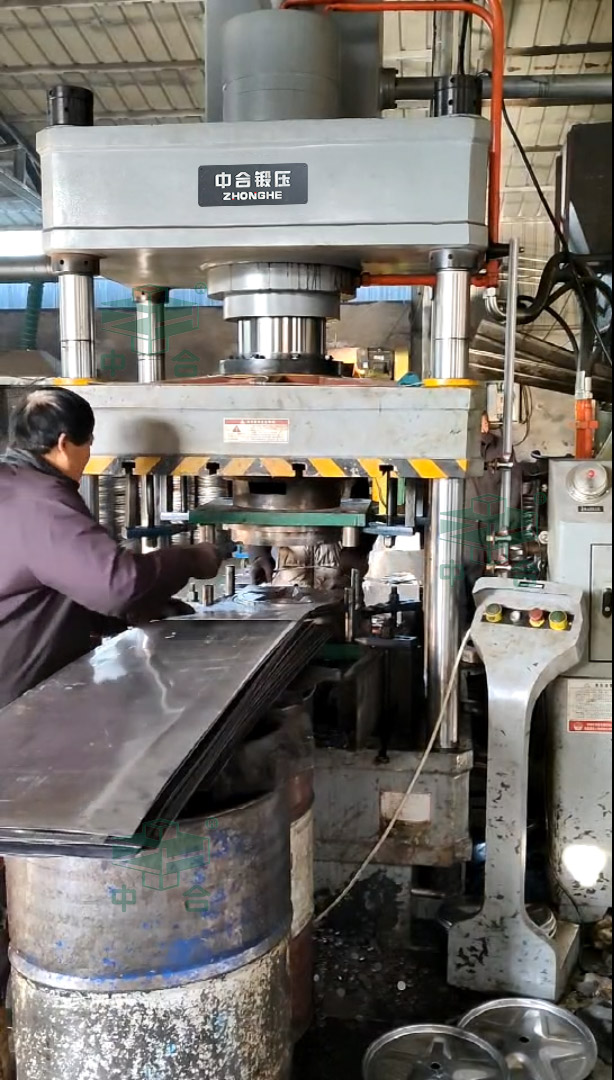 200噸沖壓農用機械車輪轂專用液壓機客戶現場.jpg 200噸沖壓農用機械車輪轂專用液壓機客戶現場.jpg