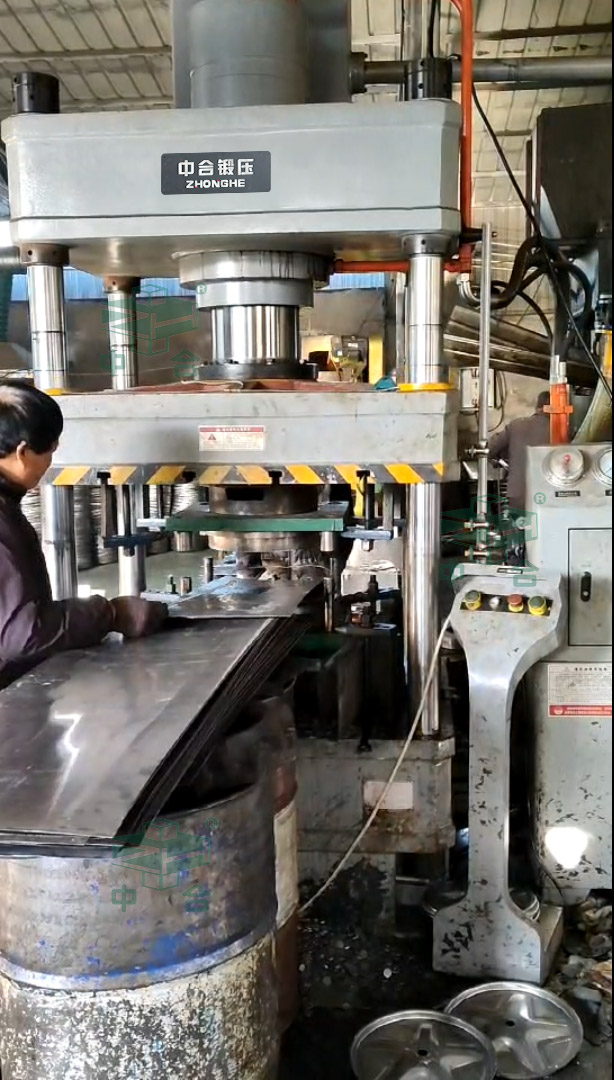 200噸四柱液壓機沖壓農用機械車輪轂.jpg 200噸四柱液壓機沖壓農用機械車輪轂.jpg