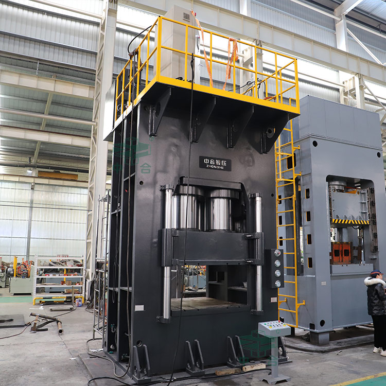 2500噸木屑托盤成型液壓機車間試機.jpg 2500噸木屑托盤成型液壓機車間試機.jpg