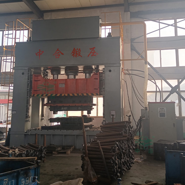 1000噸框架式液壓機(jī)客戶(hù)現(xiàn)場(chǎng)