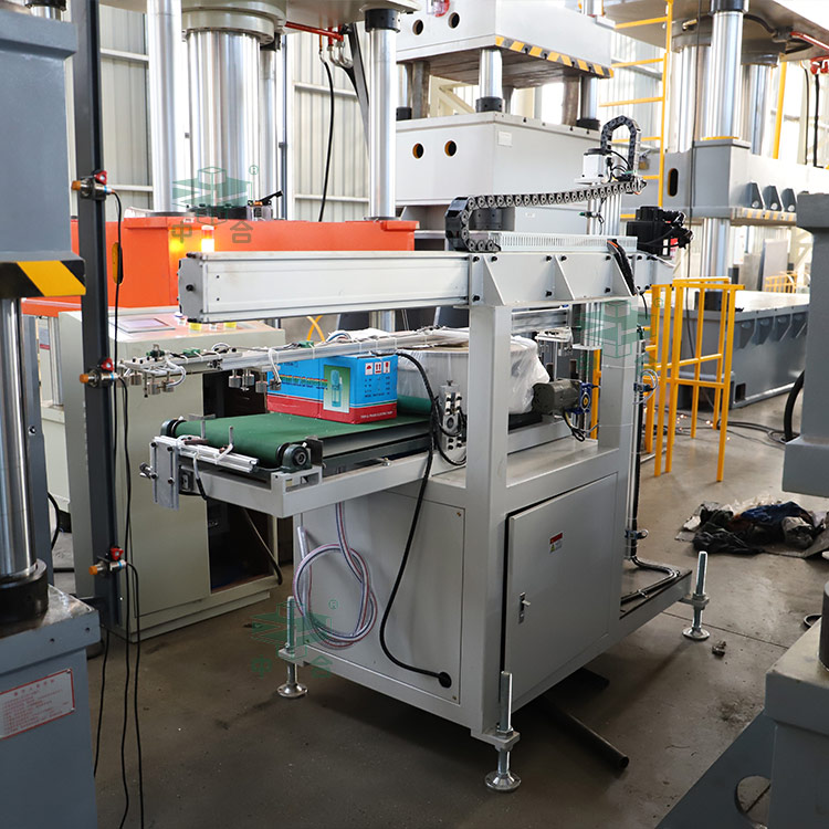 400噸四柱液壓機搭配自動上下料裝置.jpg 400噸四柱液壓機搭配自動上下料裝置.jpg