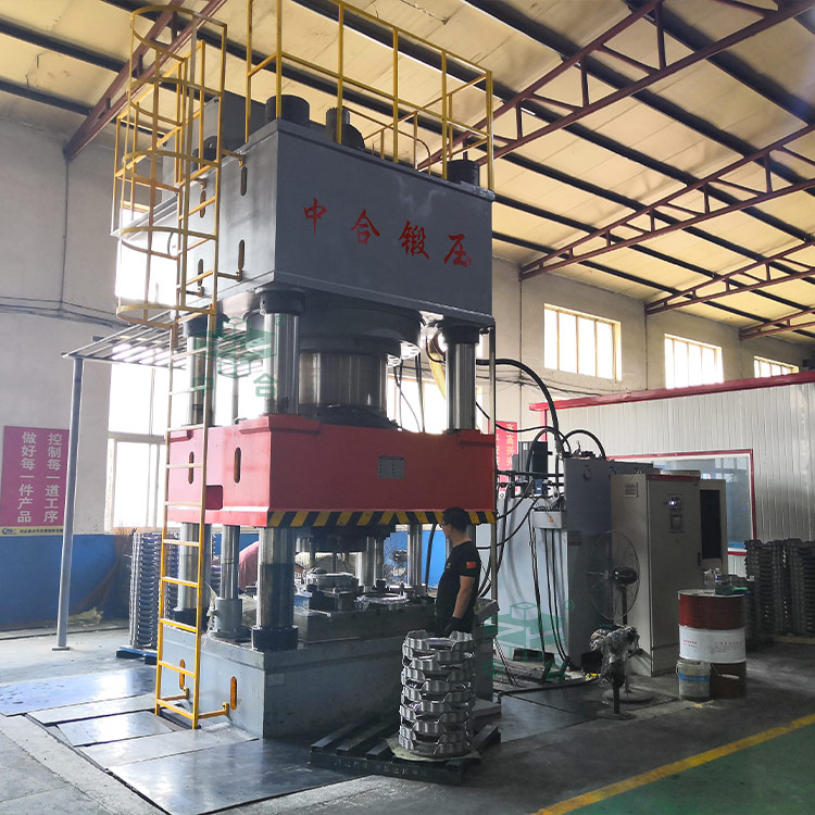 2000噸四柱液壓機(jī)現(xiàn)場