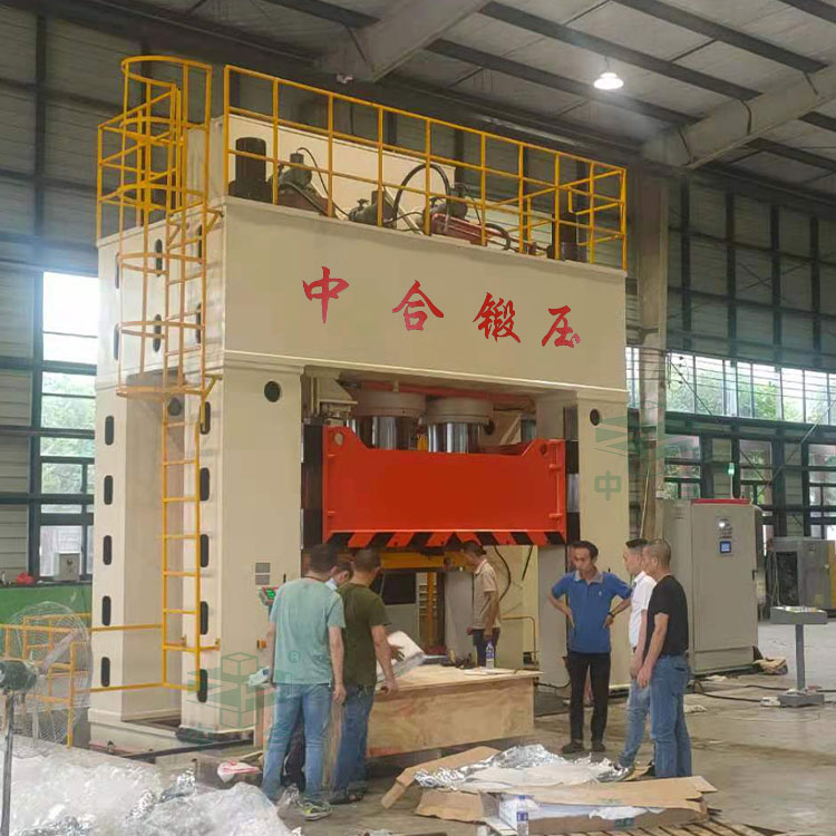 3000噸框架式液壓機客戶現(xiàn)場.jpg 3000噸框架式液壓機客戶現(xiàn)場.jpg