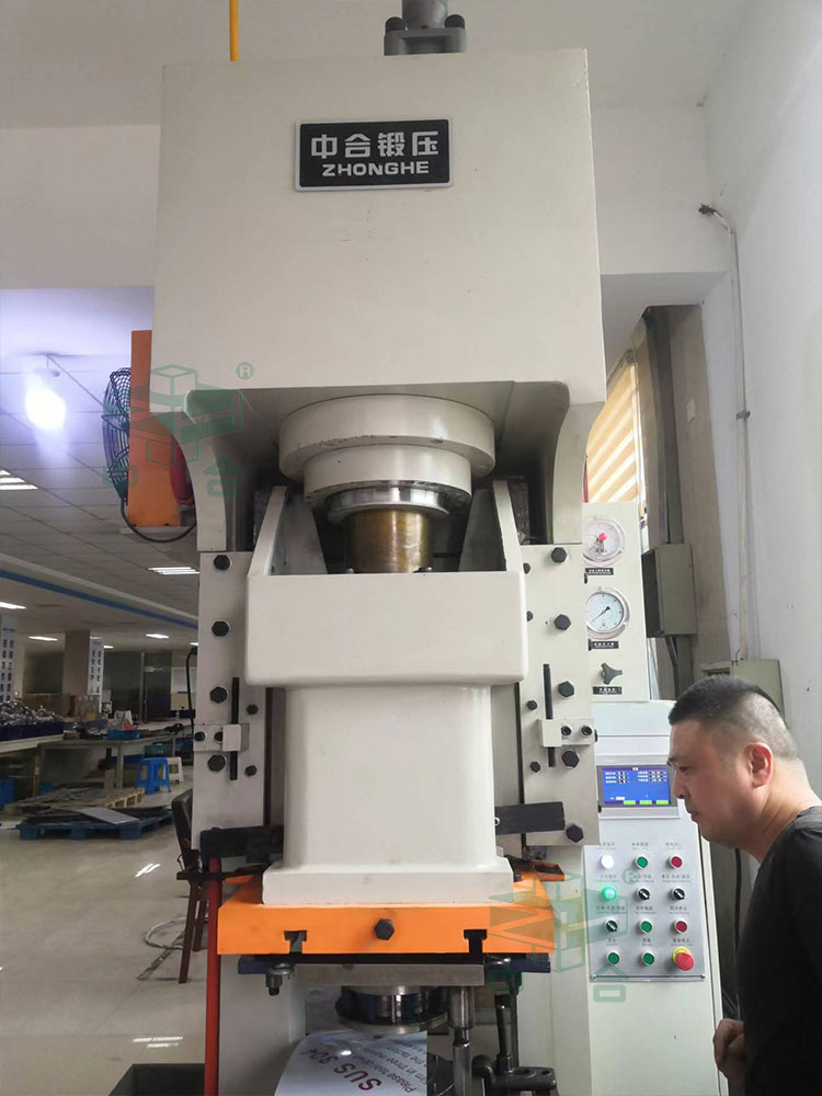 125噸液壓沖床客戶現(xiàn)場.jpg 125噸液壓沖床客戶現(xiàn)場.jpg