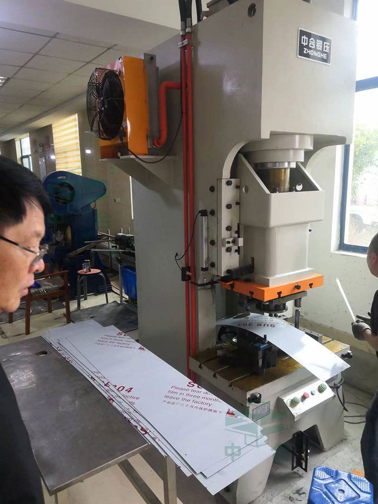 125噸油壓沖床試機.jpg 125噸油壓沖床試機.jpg