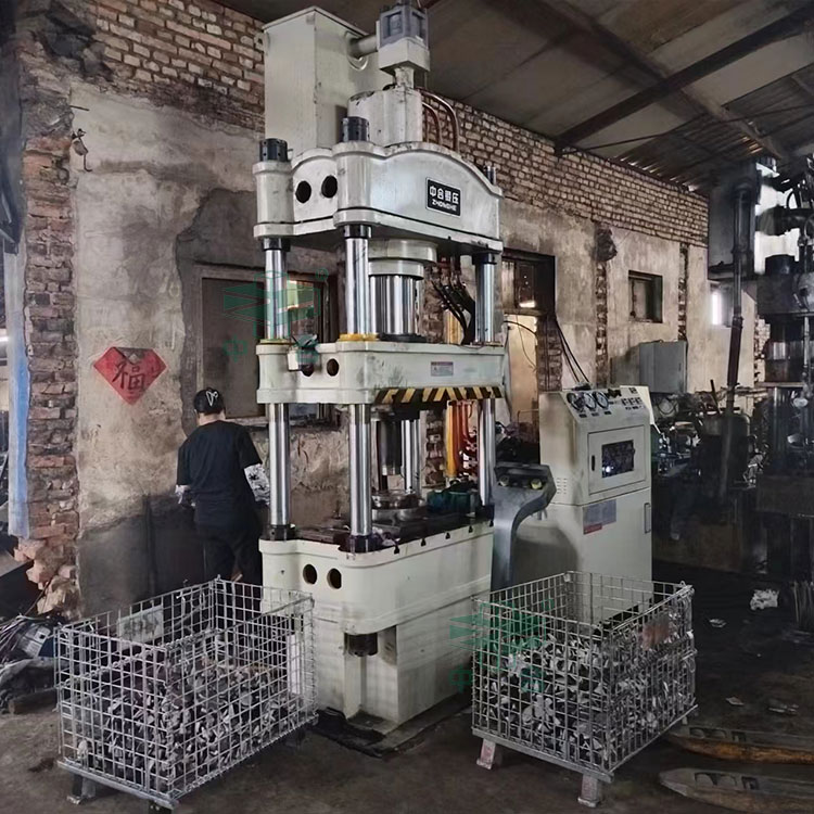 200噸四柱液壓機冷壓爪極現場.jpg 200噸四柱液壓機冷壓爪極現場.jpg