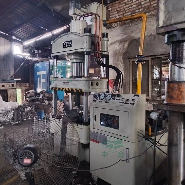 新型200噸三梁四柱液壓機.jpg 新型200噸三梁四柱液壓機.jpg