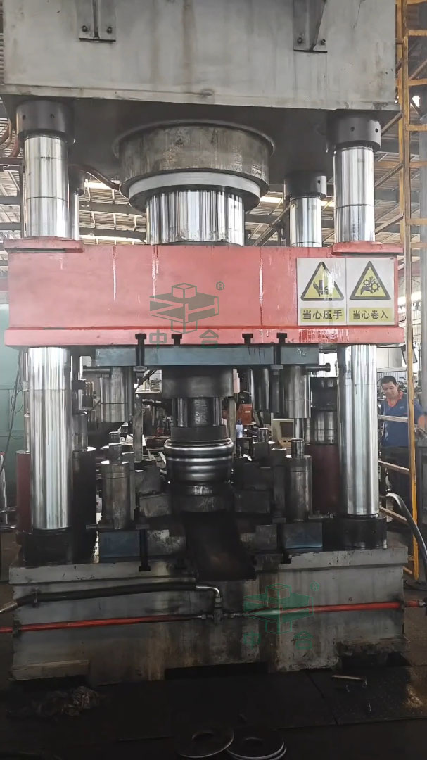 1000噸四柱液壓機沖裁汽車輪轂.jpg 1000噸四柱液壓機沖裁汽車輪轂.jpg