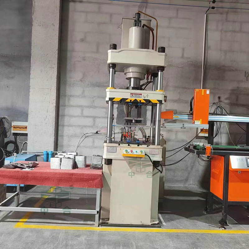 100噸廚具配件成型液壓機現場.jpg