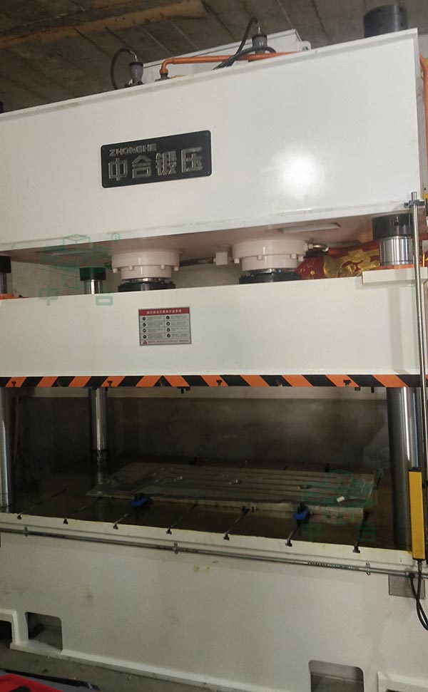 250噸四柱液壓機(jī)加工發(fā)動(dòng)機(jī)下護(hù)板.jpg 250噸四柱液壓機(jī)加工發(fā)動(dòng)機(jī)下護(hù)板.jpg