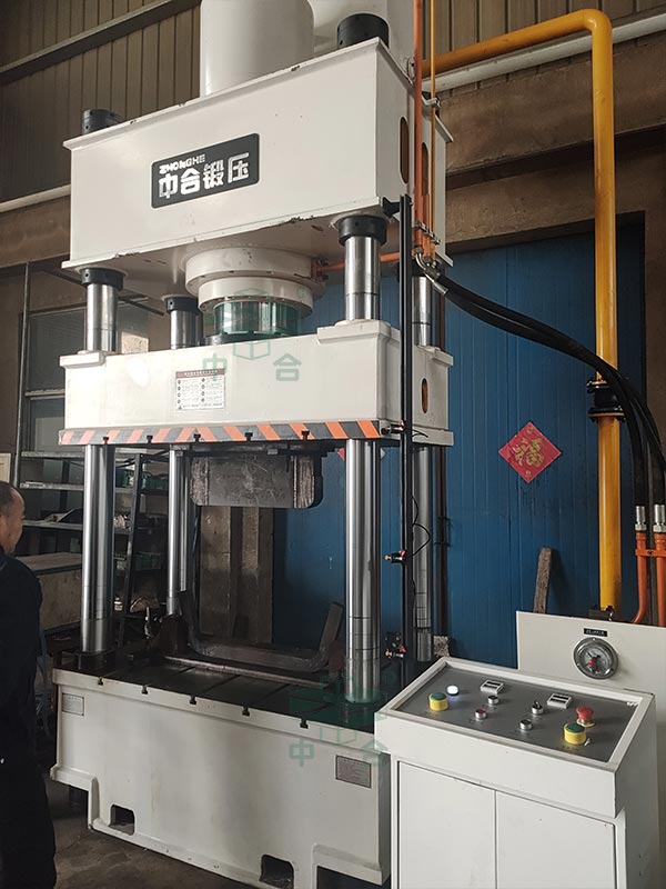 400噸型材折彎液壓機現場.jpg 400噸型材折彎液壓機現場.jpg