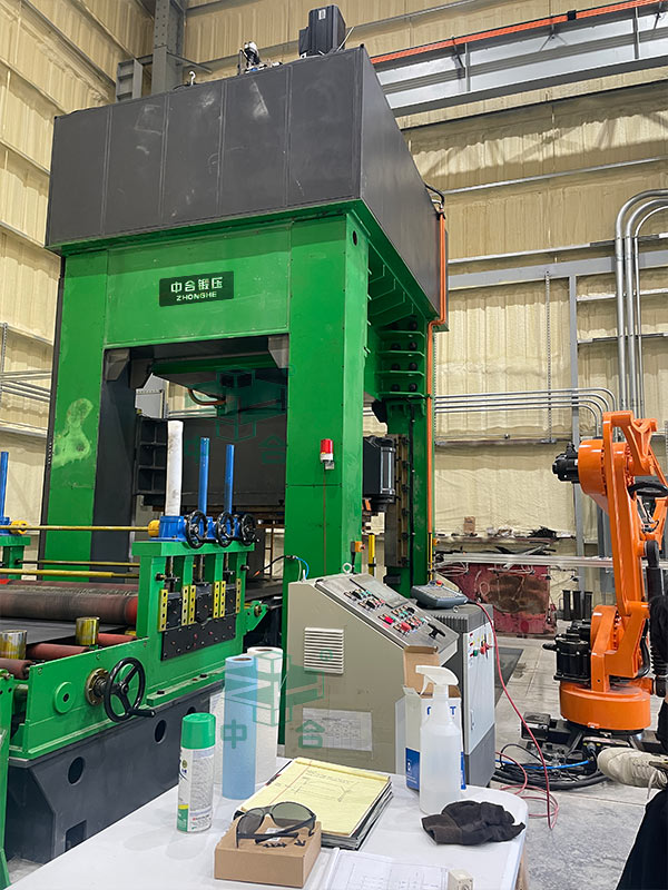 1000噸框架式液壓機(jī).jpg 1000噸框架式液壓機(jī).jpg