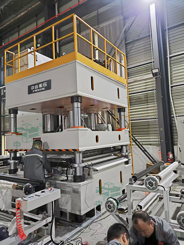 630噸復合材料成型液壓機現場.jpg 630噸復合材料成型液壓機現場.jpg