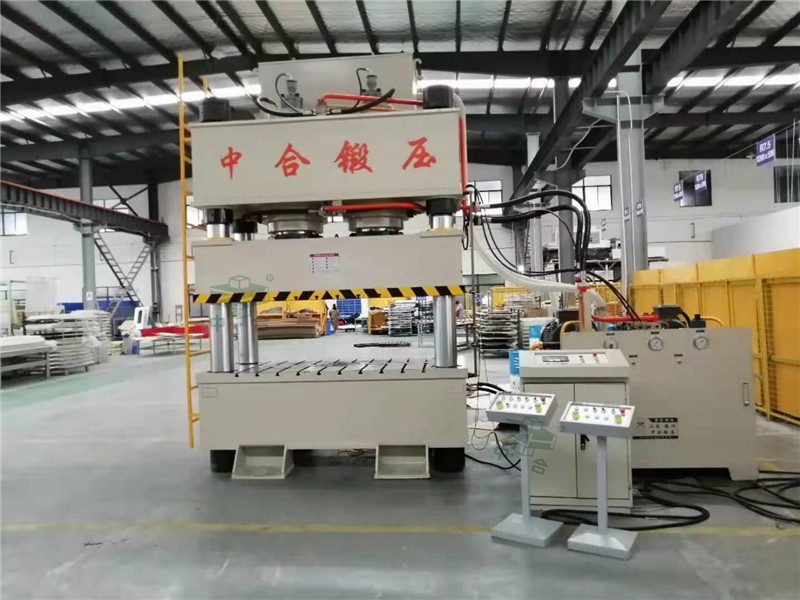 汽車配件生產設備—800噸四柱液壓機(圖1) 汽車配件生產設備—800噸四柱液壓機(圖1)